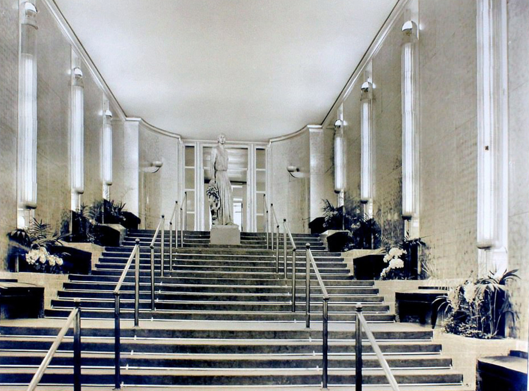 Paquebot Normandie Escaliers illuminé par des colonnes de lumière Jean Perzel et les modèles 347BM